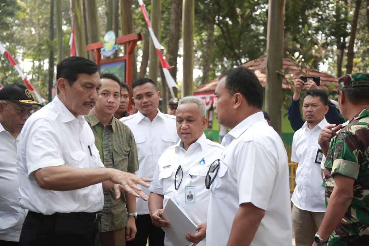 Menko Maritim Luhut Panjaitan saat kunjungan kerja ke Situ Cisanti untuk mendukung program Citarum Harum, Rabu (28/8).