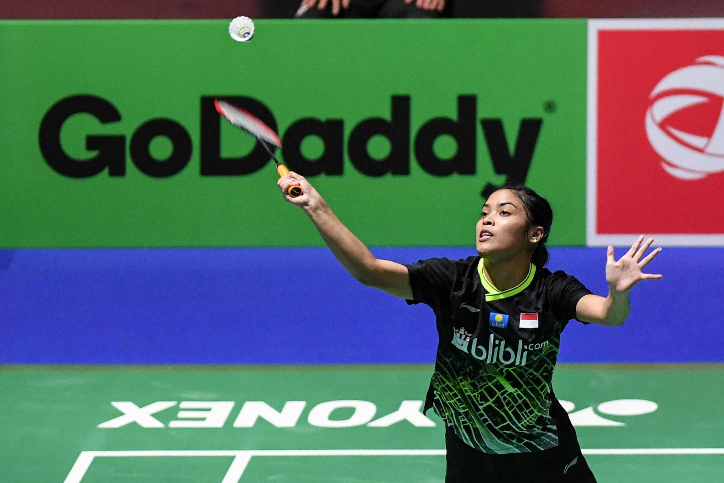 Pebulu tangkis Indonesia Gregoria Mariska Tunjung mengembalikan kok kearah pebulu tangkis Thailand Busanan Ongbumrungphan.