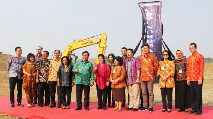 Menteri Kesehatan RI, Prof. Dr. Nila Farid Moeloek didampingi Dr Yuan Jiandong, President Of BrightGene Biomedical China, Johannes Setijono