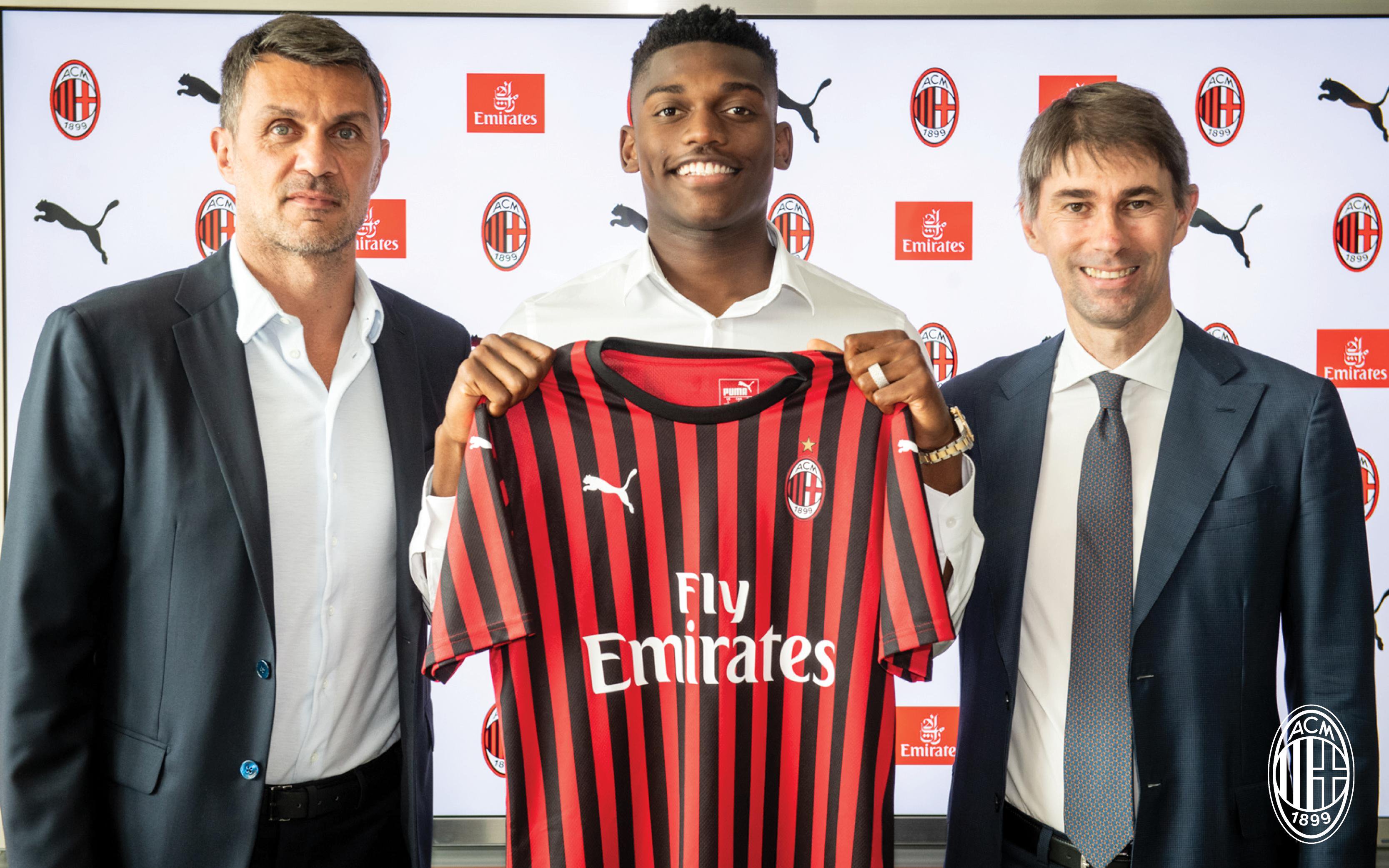 Rafael Leao (tengah)