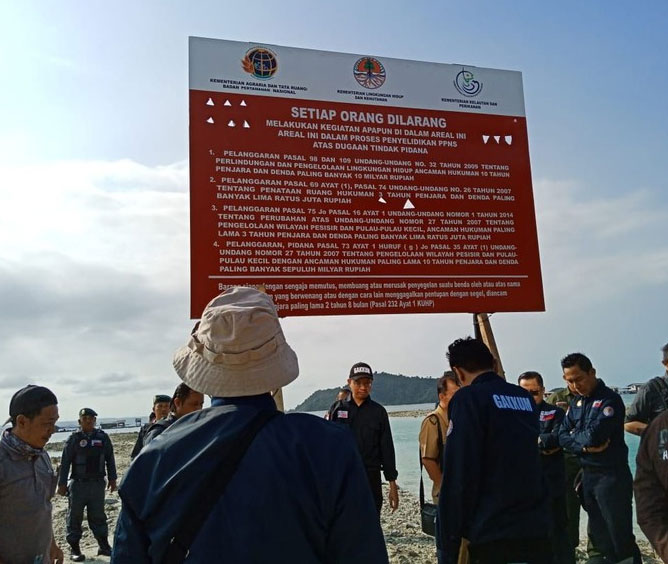 PENYEGELAN  kegiatan reklamasi pantai tanpa izin di Pantai Marita dan Pulau Tegal Mas, Lampung. 