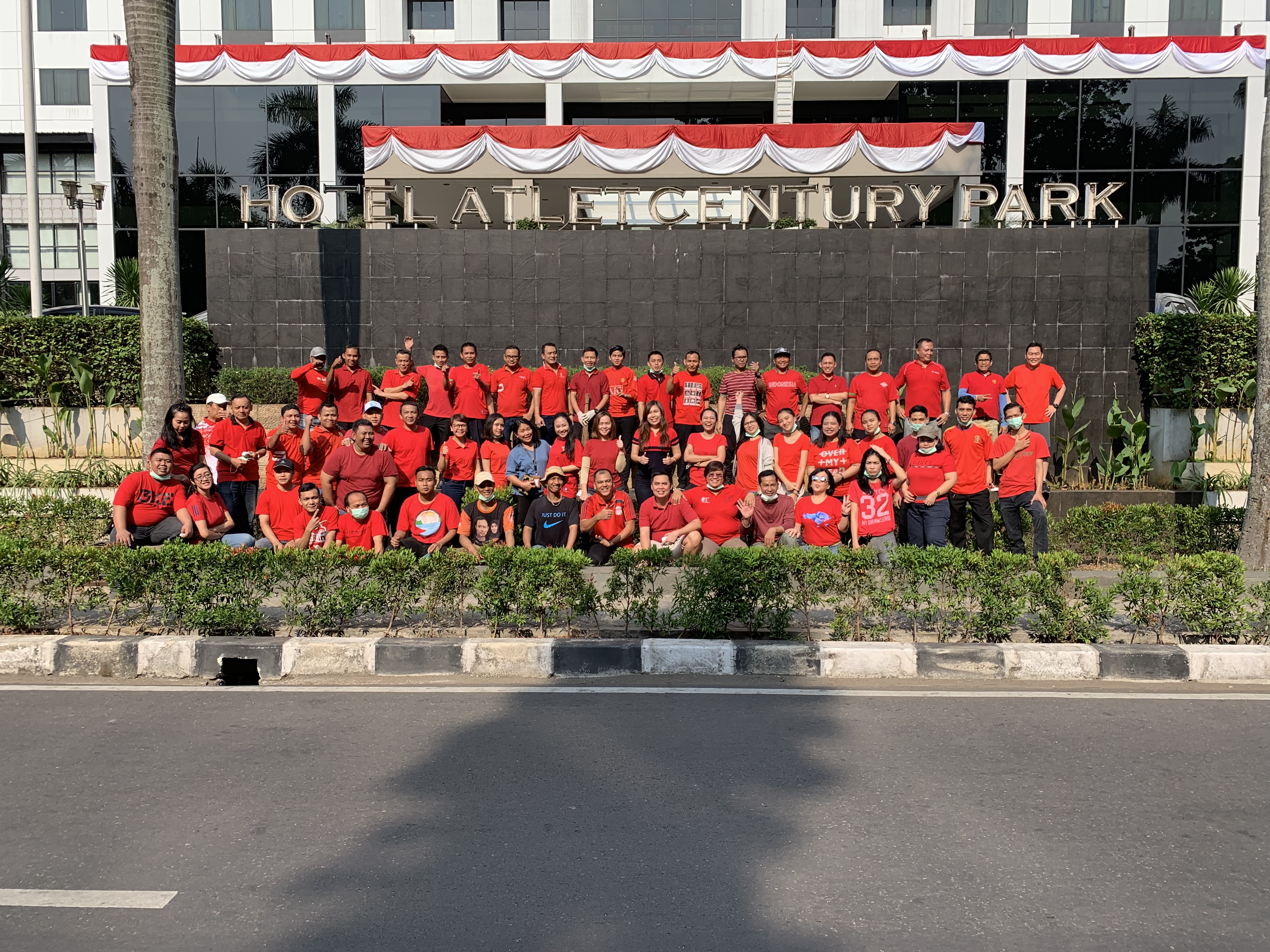  Seiring dengan menyambut Hari Kemerdekaan ke-74 RI, Century Park Hotel Jakarta meluncurkan 'Clean City Program'.  