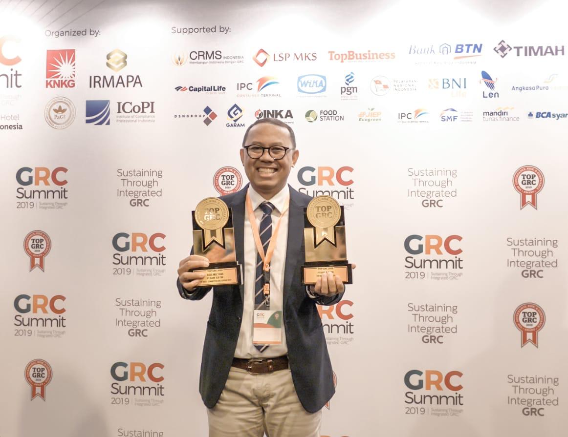 Direktur Kepatuhan Bank BJB, Agus Mulyana, saat menerima penghargaan Top GRC 2019 dan The Most Committed GRC Leader 2019.