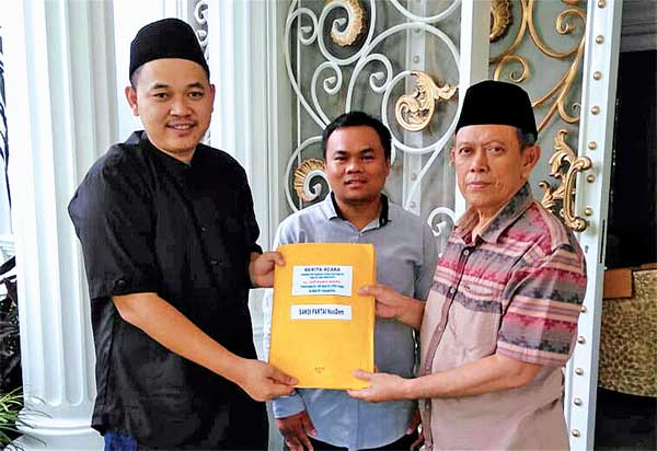 Anggota DPRD Kabupaten Cianjur dari Partai NasDem Muhammad Abdul Aziz Saefudin (kiri)