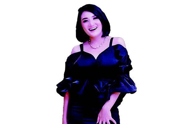   Mantan model l Majalah Aneka tahun 1995.pesinetron, dan pemenang Wajah Femina tahun 2000