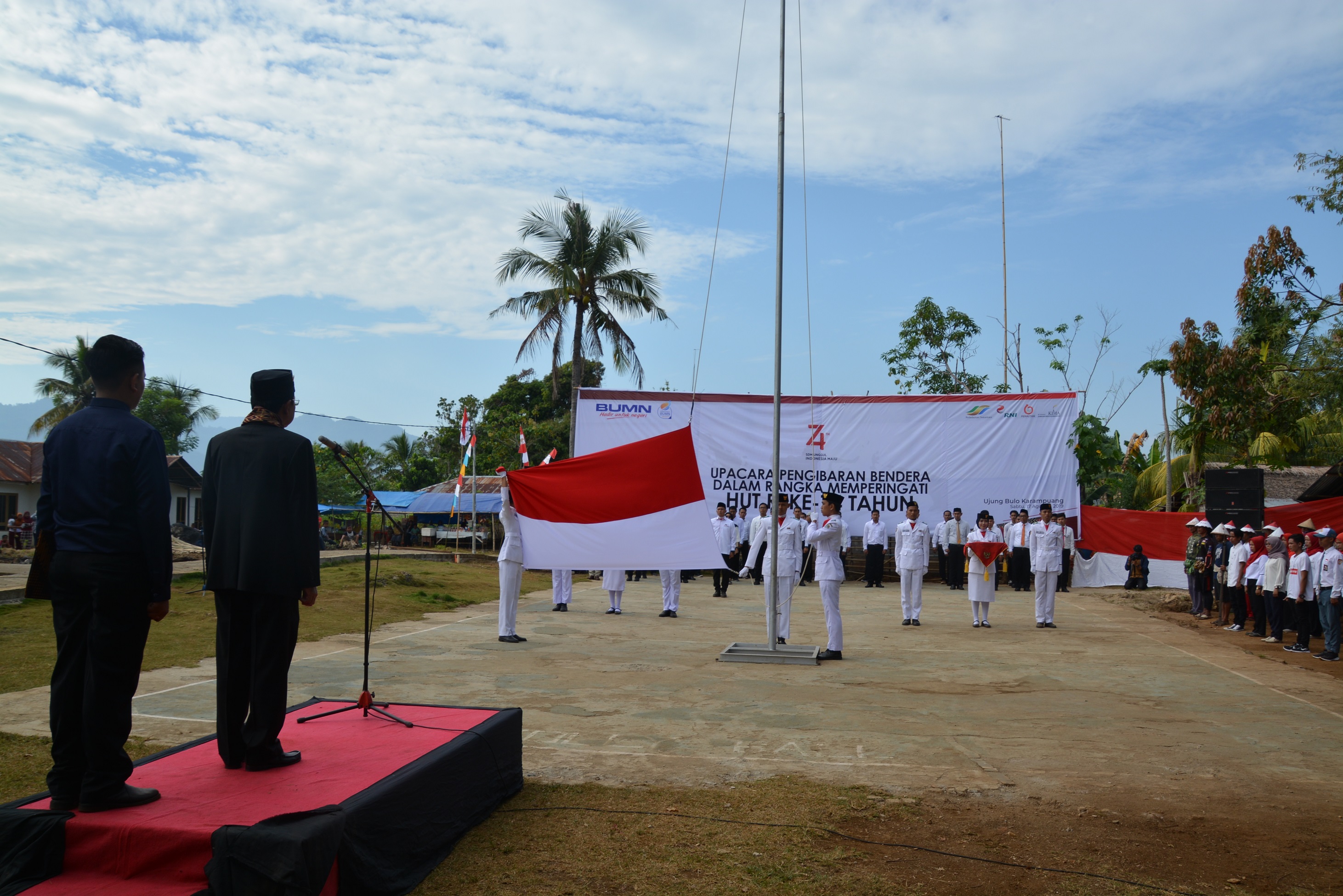 RNI melaksanakan Upacara Bendera, Transplantasi Terumbu Karang dan Sumbangan Panel Surya, di Pulau Karampuang, Sulawesi Barat, Sabtu (17/8)