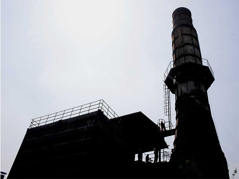 Petugas laboratorium Dinas Lingkungan Hidup DKI Jakarta memeriksa cerobong asap saat sidak di pabrik peleburan baja PT Hong Xin Steel,Cakung