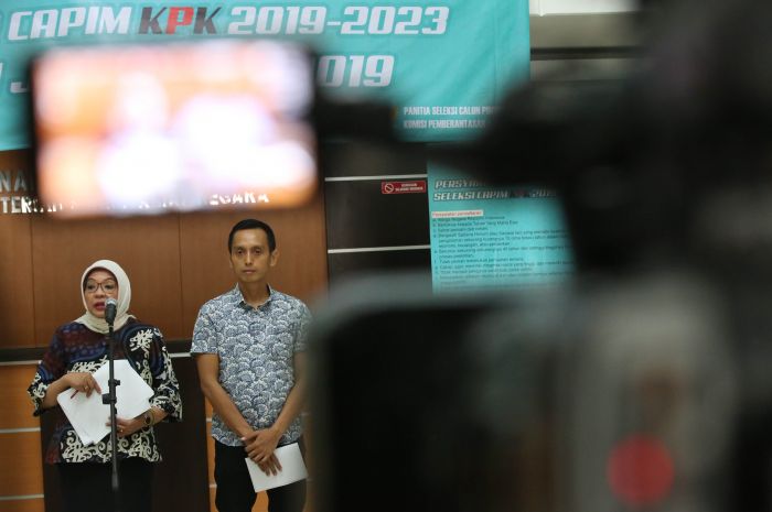 Anggota Pansel KPK Diani Sadia Wati dan Al Araf memberikan keterangan pers di Setneg .