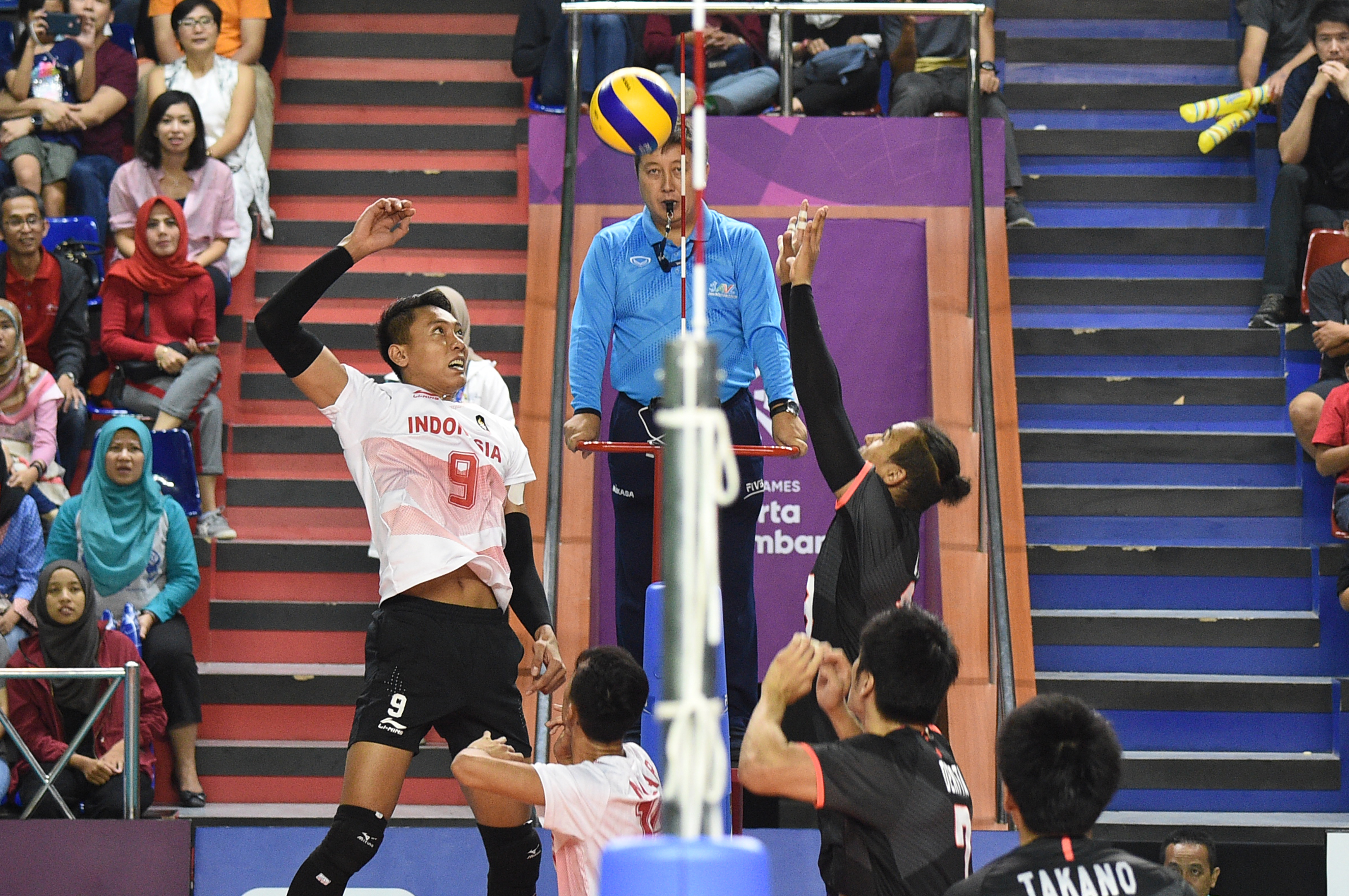  Pemain voli Indonesia Yuda Mardiansyah melancarkan smash dalam pertandingan klasifikasi voli putra Asian Games 2018