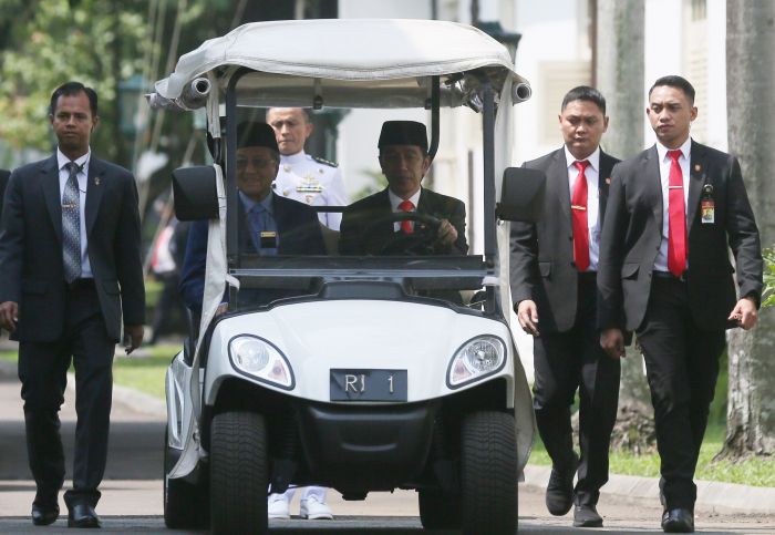 Perdana Menteri Mahathir Mohamad (kiri dalam mobil) dan Presiden RI Joko Widodo (kanan dalam mobil).