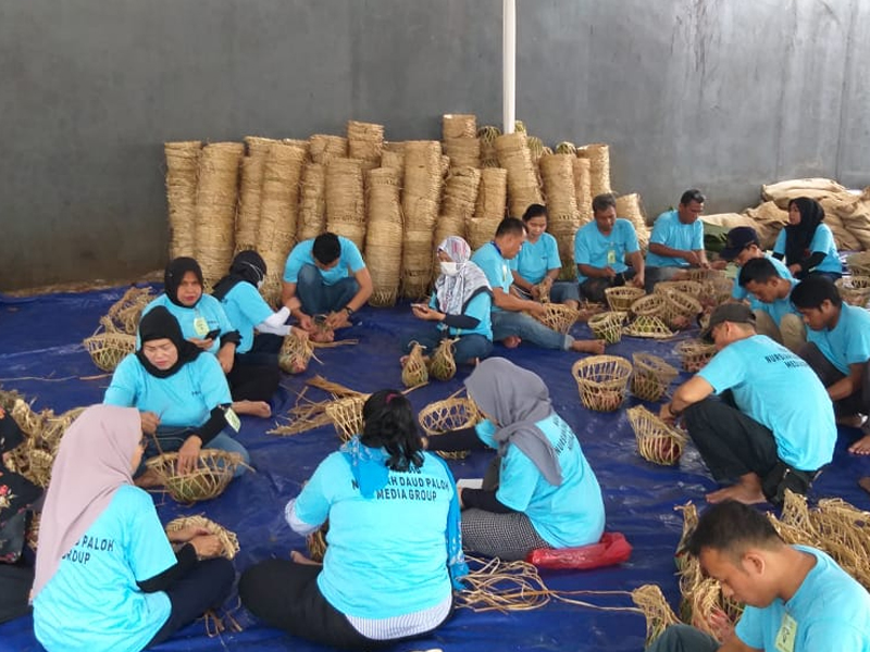 Panitia kurban memasukkan daging kurban ke dalam bongsang sebelum dibagikan di Masjid Nursiah Daud Paloh