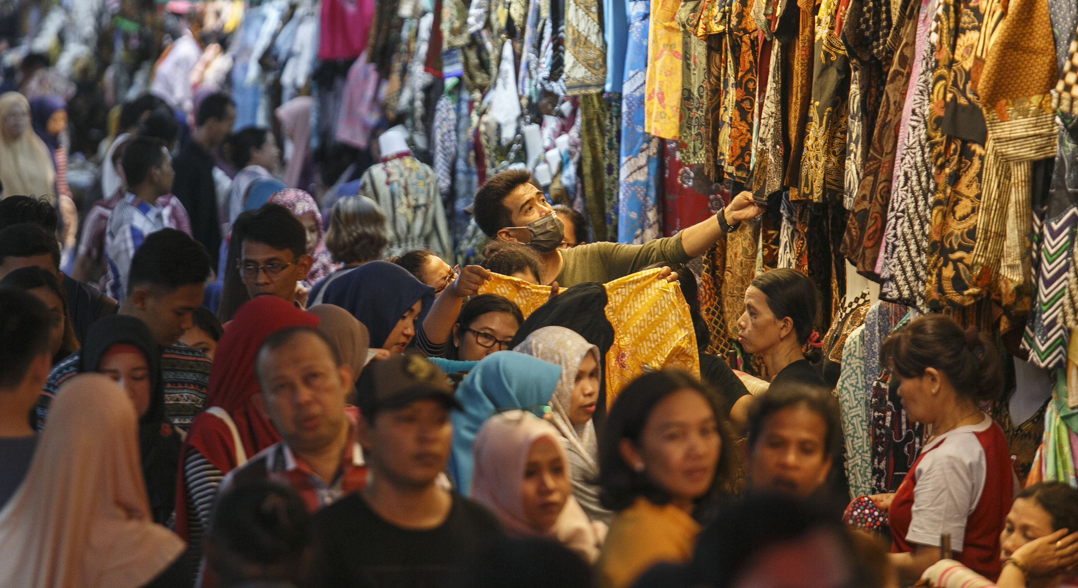 Masyarakat berbelanja kebutuhan lebaran di Pasar beringharjo