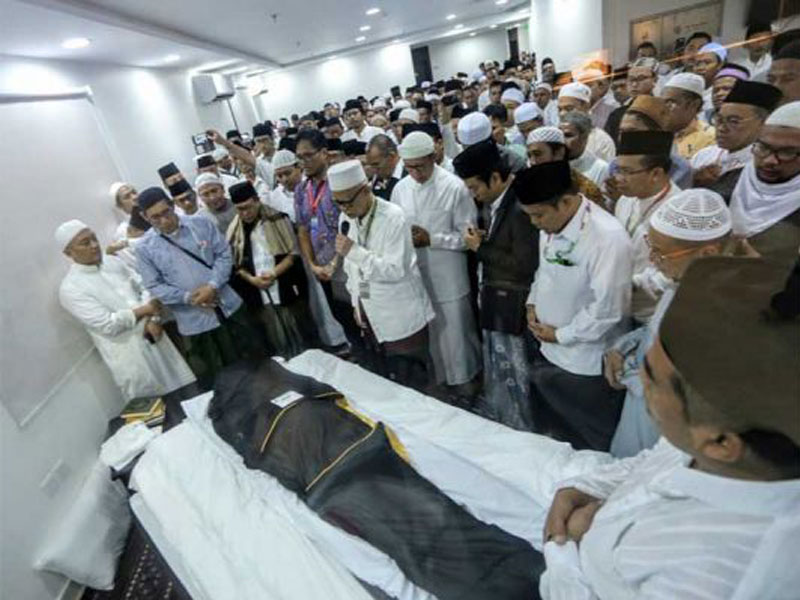 Suasana sholat jenazah sebelum pemakaman tokoh karismatik KH Maimoen Zubair.