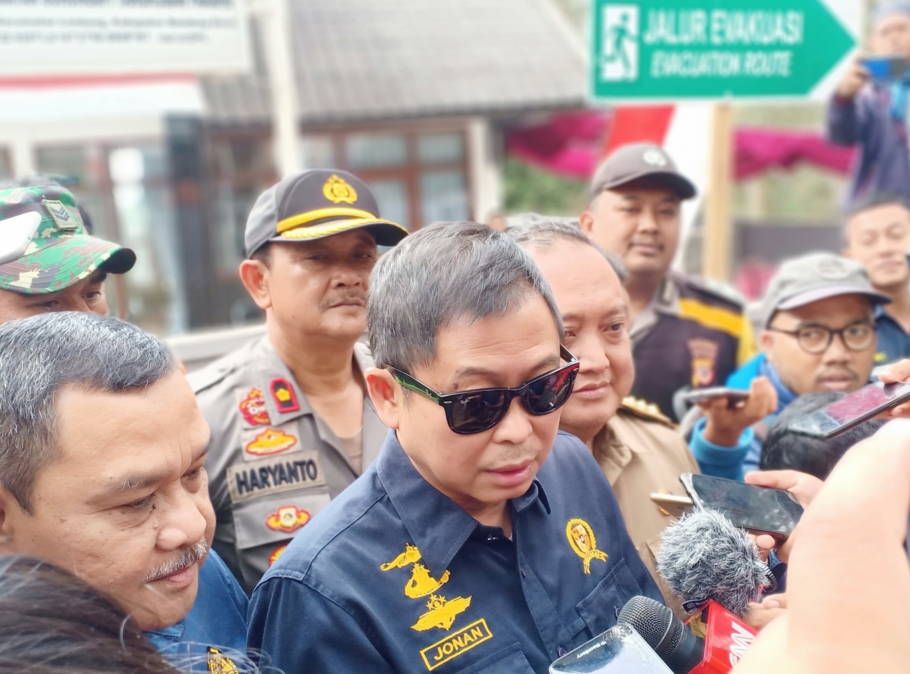 Menteri ESDM Ignasius Jonan saat meninjau  pos pengamatan Gunung Tangkuban Parahu di Desa Cikole, Lembang, Selasa (27/8).