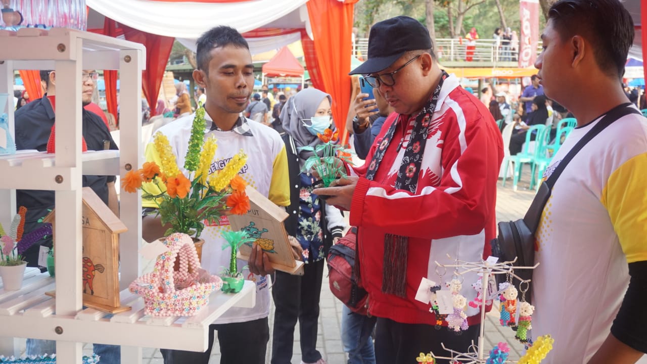 Peserta Festival Kreativitas Pemuda Bengkulu berbincang dengan Asisten Deputi Bidang Kreativitas Pemuda Kemenpora, Junaidi.