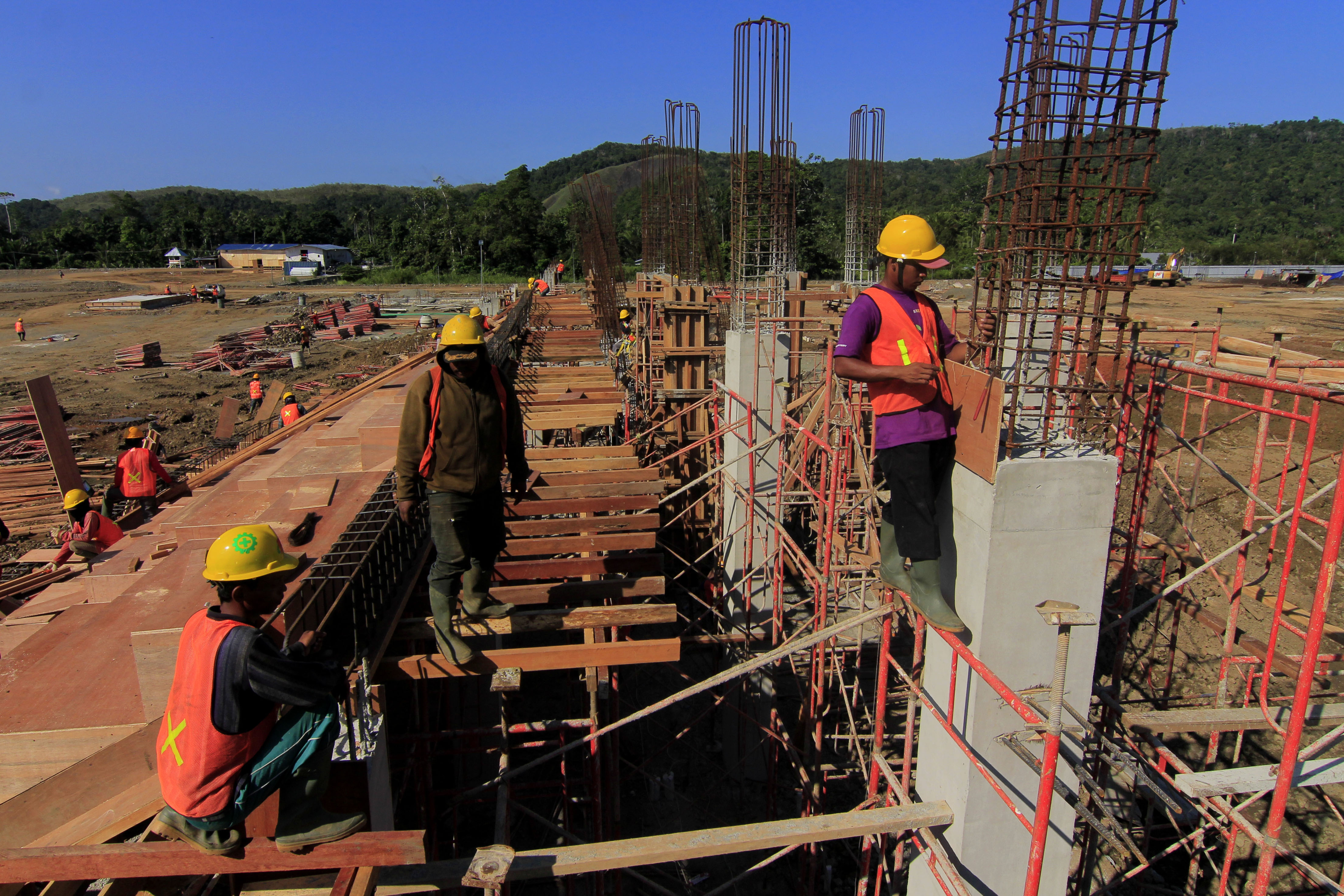 Sejulah pekerja tengah menyelesaikan pembangunan lapangan Hoki di Doyo Baru, Distrik Waibu, Kabupaten Jayapura, Papua, Selasa (25/6).