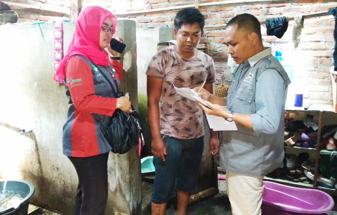 Petugas verifikasi ODF sedang mendata warga di Kabupaten Klaten terkait buang air besar sembarangan, Rabu (28/8). 