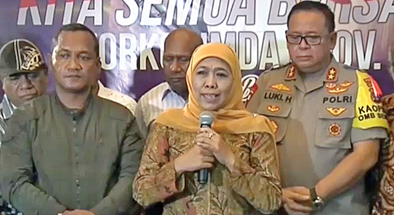 Gubernur Jatim Khofifah Indar Parawansa (tengah) meminta warga menjaga persatuan dan persaudaraan di Surabaya, kemarin.