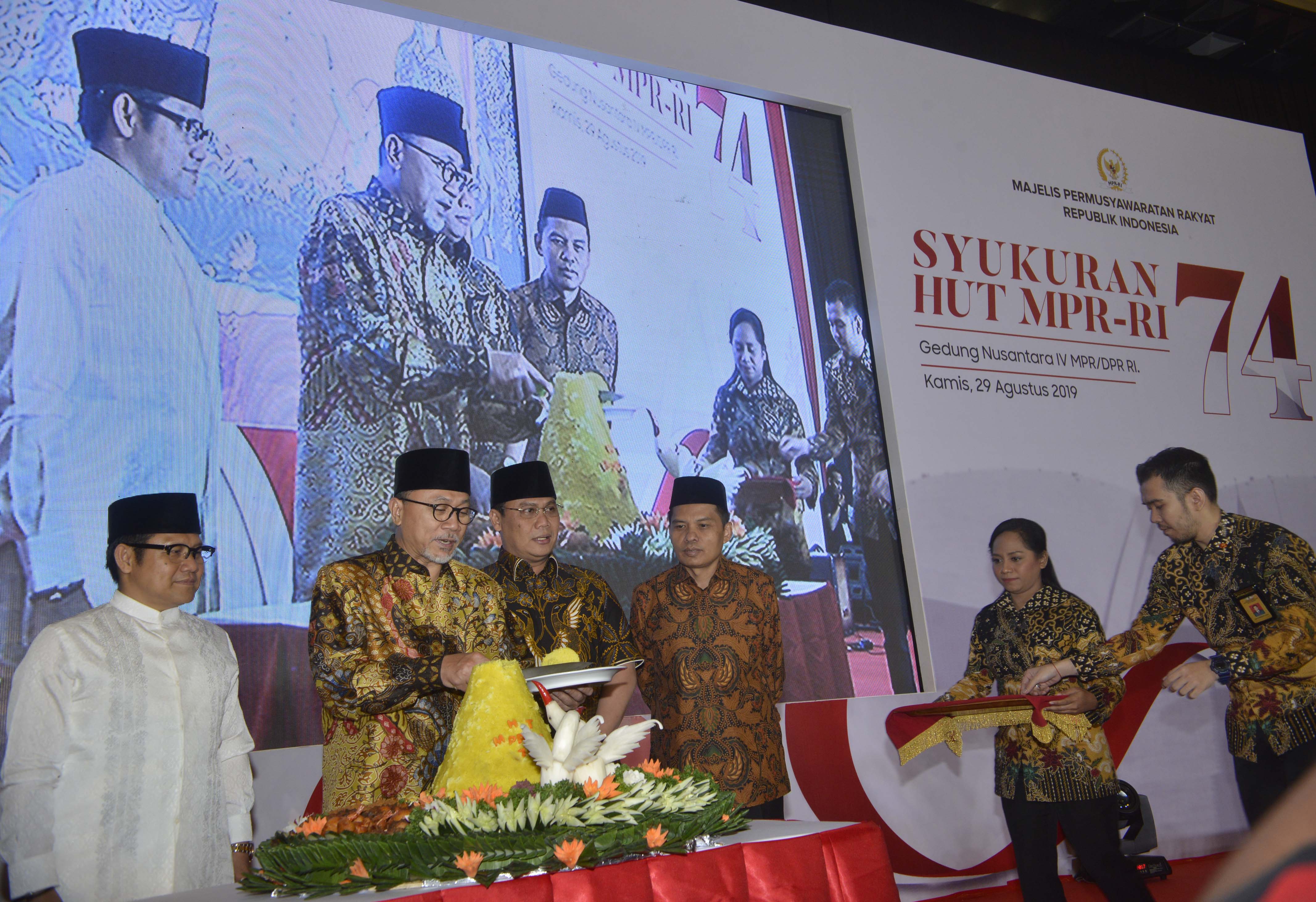 Sukuran 74 TAHUN MPR: Ketua MPR Zulkifli Hasan (kedua kiri).