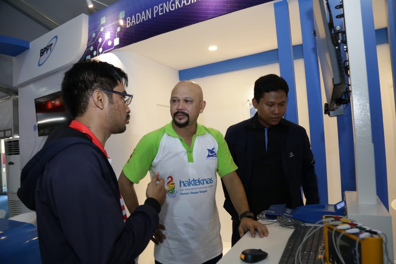 Kepala Badan Pengkajian dan Penerapan Teknologi (BPPT) Hammam Riza berbincang dengan peserta Ritech Expo 2019 di Denpasar, Bali.