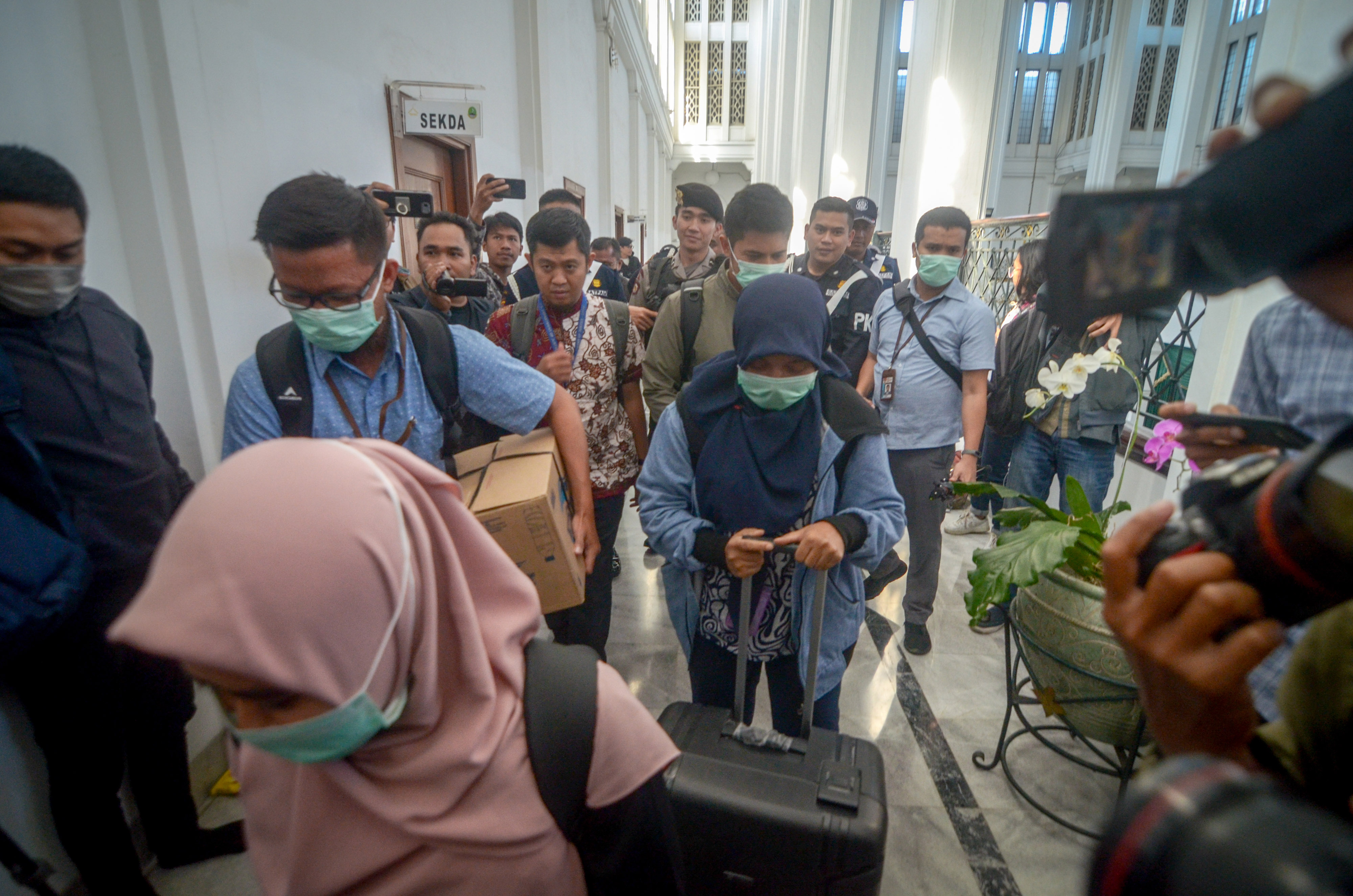 Penyidik KPK membawa berkas usai menggeledah ruang kerja Sekda Jabar nonaktif Iwa Karniwa di Gedung Sate, Bandung, Jawa Barat.