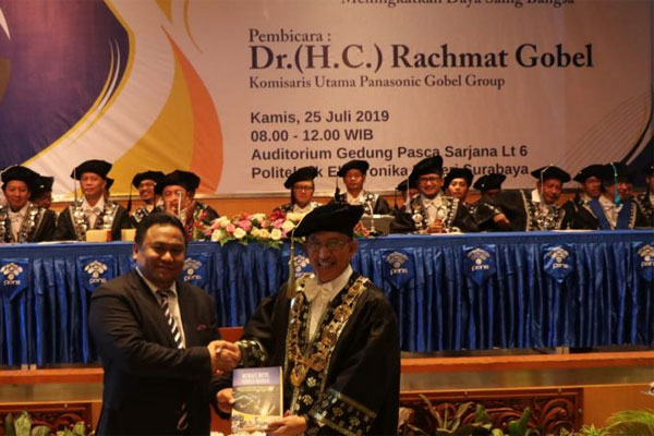  Rachmat Gobel, pada Dies Natalis Politeknik Elektronika Negeri Surabaya (PENS) Ke-31 di Surabaya, Jawa Timur.