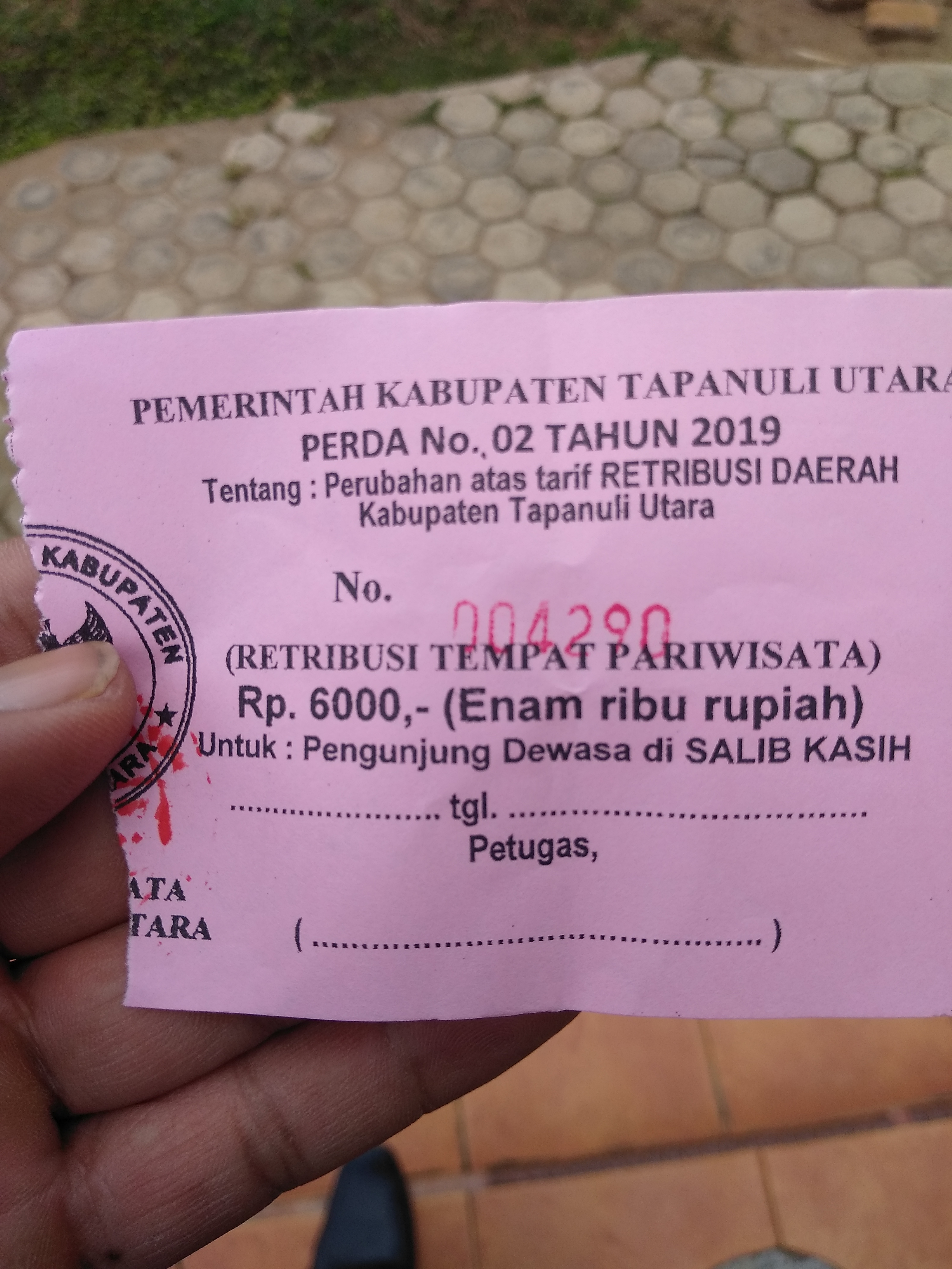 Karcis masuk Objek Wisata Salib Kasih, Tapanuli tidak dibubuhi tanggal dan bulan.