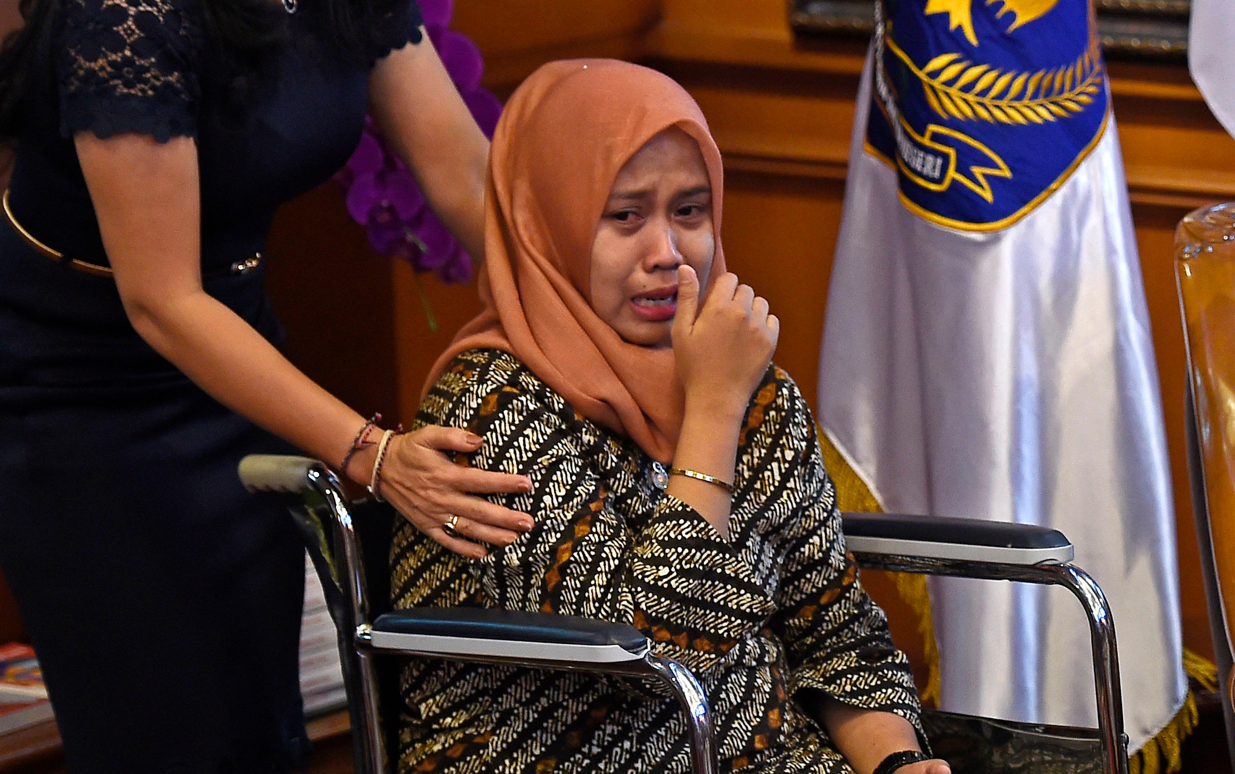 Drg. Romi Syofpa Ismael menangis saat berbincang dengan Menteri Dalam Negeri (Mendagri) Tjahjo Kumolo