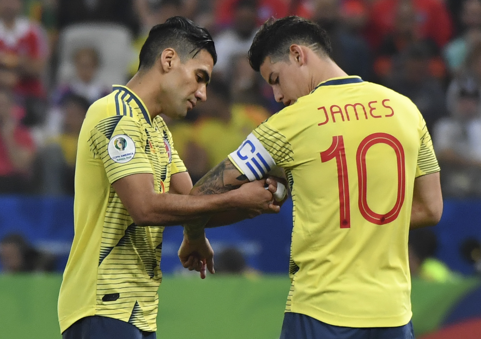 Dua pemain Kolombia Radamel Falcao (kiri) dan James Rodriguez