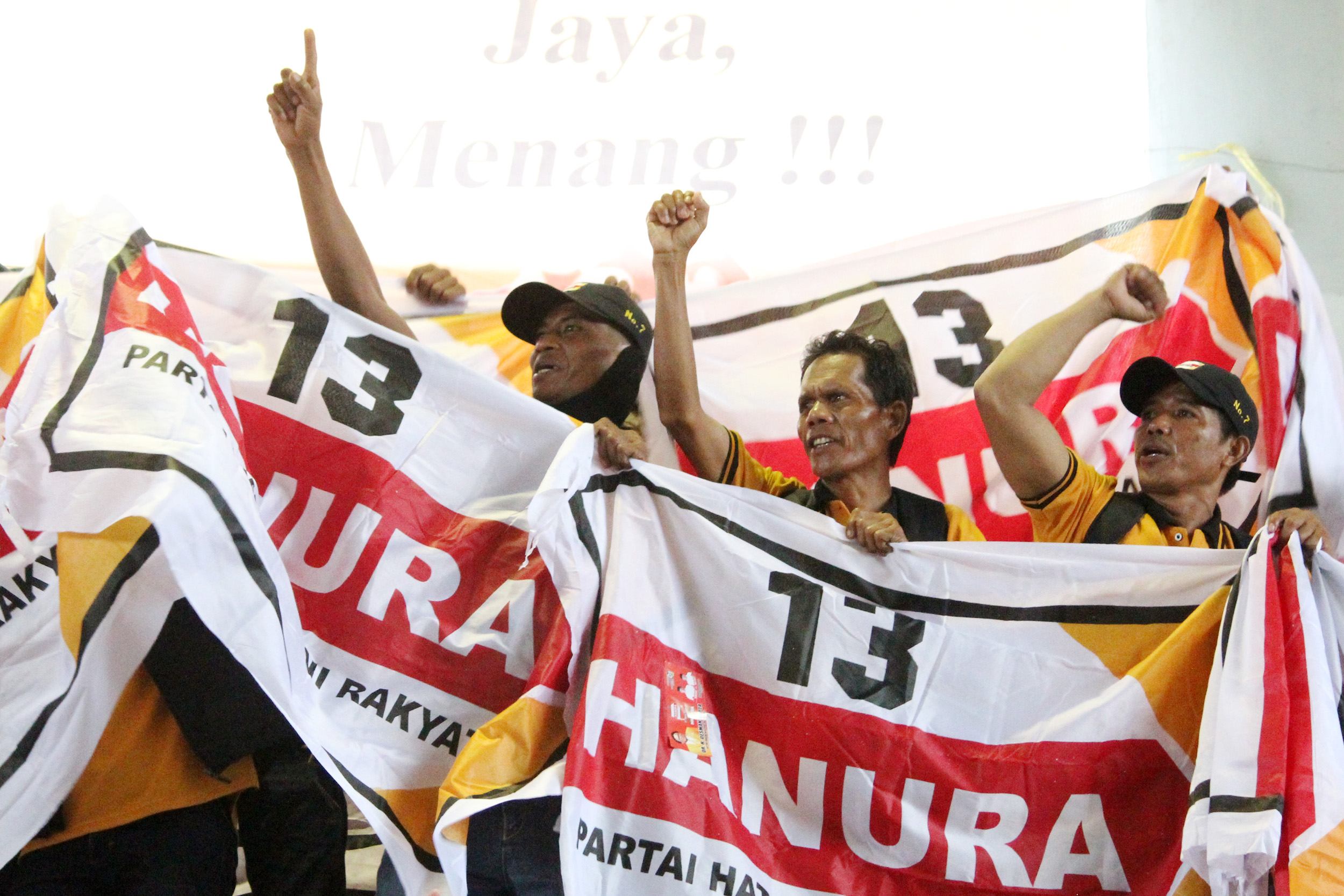 Sejumlah kader meneriakkan yel-yel saat mendengarkan orasi. 