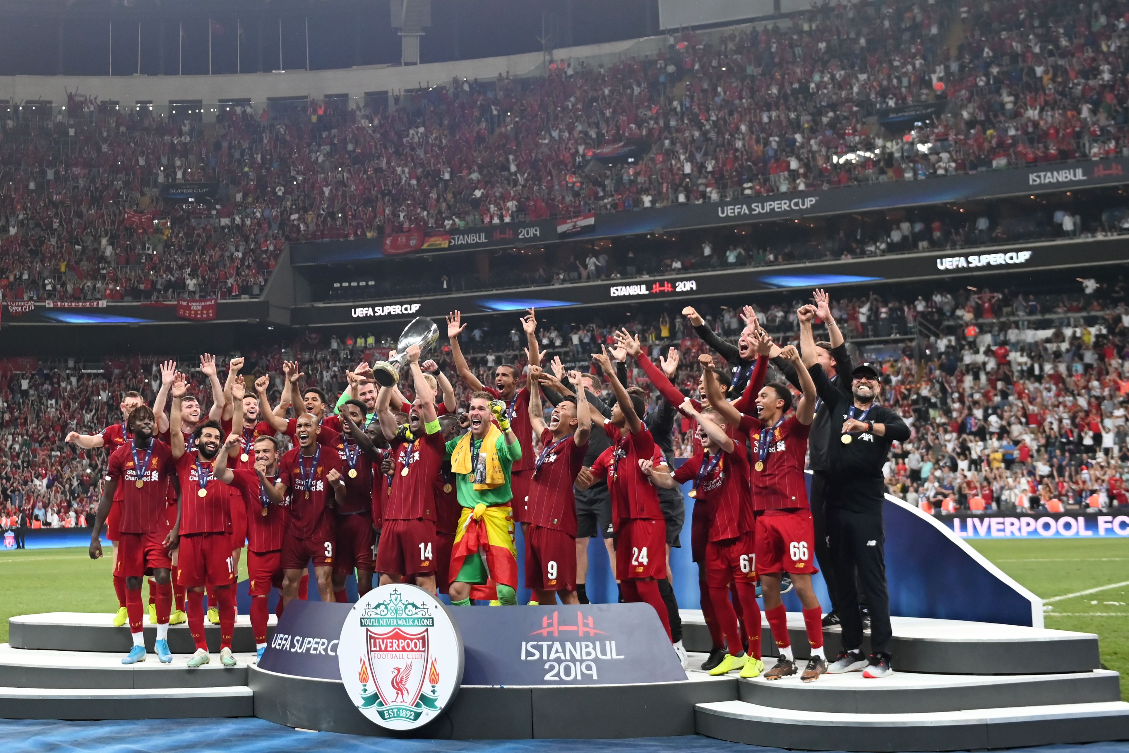 Para pemain Liverpool merayakan keberhasilan mereka menjadi juara Piala Super Eropa.
