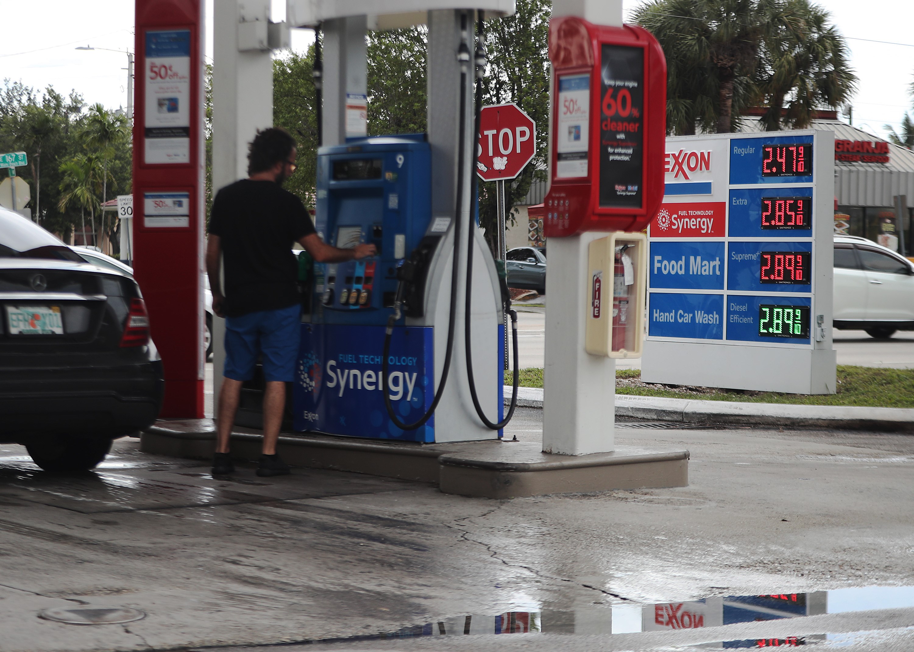 Sebuah SPBU di Miami, Amerika Serikat memperlihatkan daftar harga BBM.