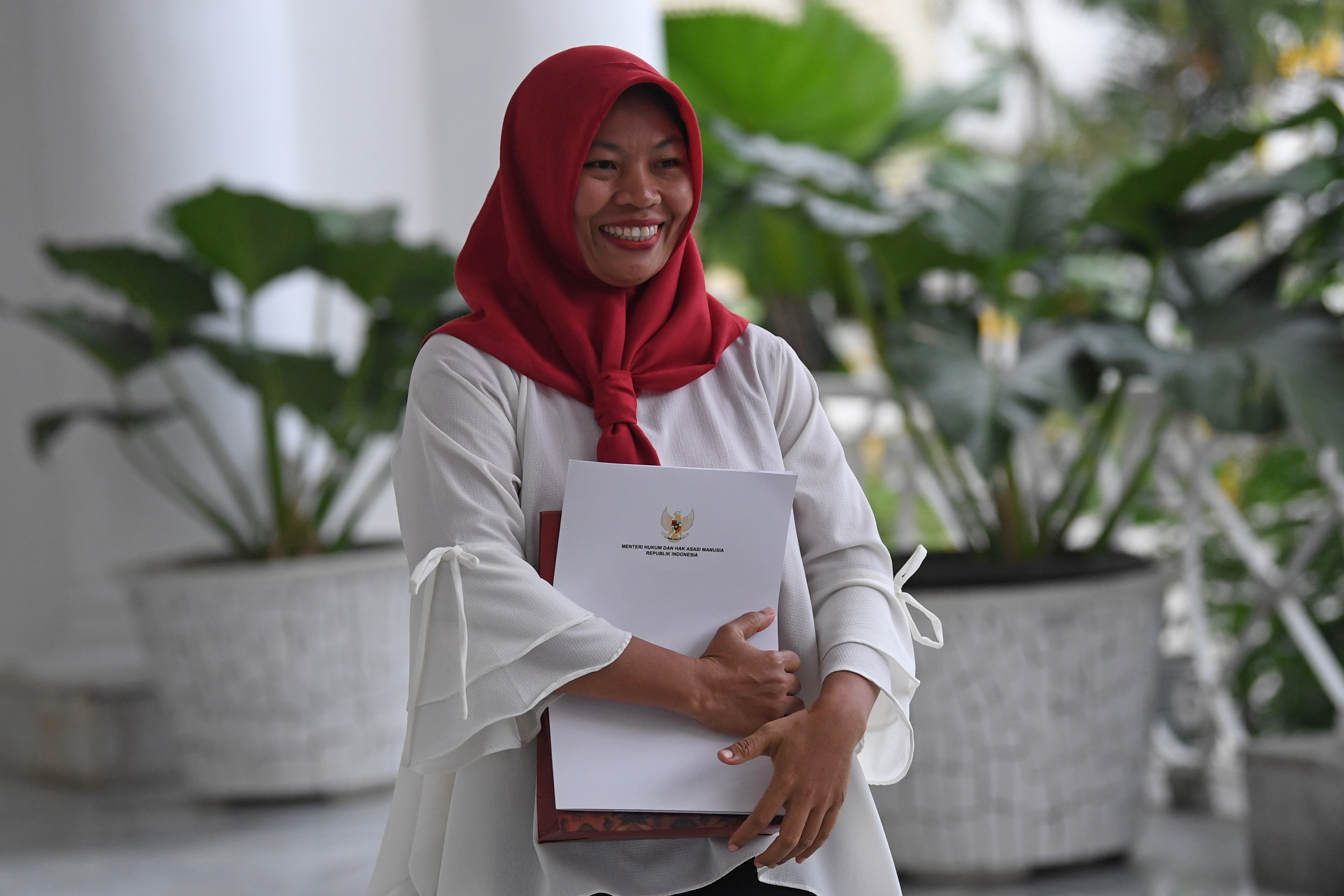 Penerima amnesti dari presiden, Baiq Nuril Maknun membawa salinan petikan Keppres Amnesti usai bertemu dengan Presiden Joko Widodo.