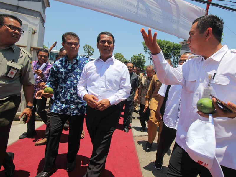 Menteri Pertanian Andi Amran Sulaiman (kedua kanan) menghadiri acara pelepasan ekspor komoditas hortikultura di Surabaya, Jawa Timur.