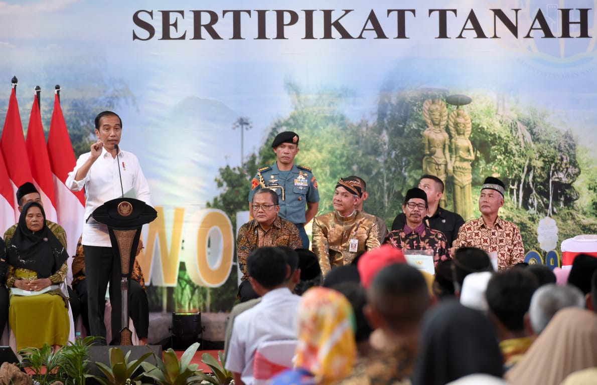Suasana penyerahan sertifikat tanah untuk warga Kabupaten Purworejo oleh Presiden Jokowi di GOR WR Supratman Purworejo, Kamis (29/8).