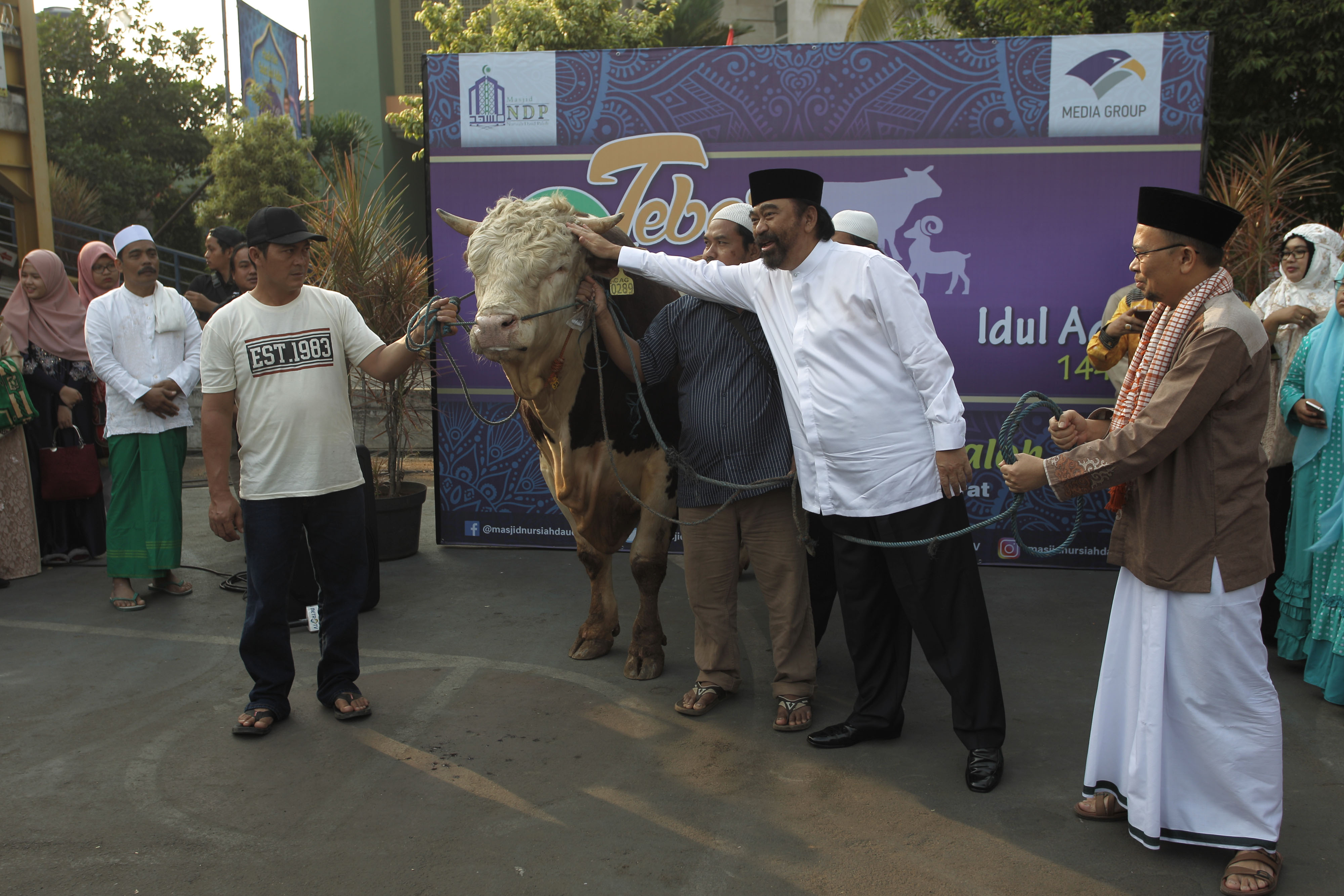 Penyerahan hewan kurban oleh Chairman Media Group Surya Paloh kepada perwakilan Dewan Kemakmuran Masjid Nursiah Daud Paloh
