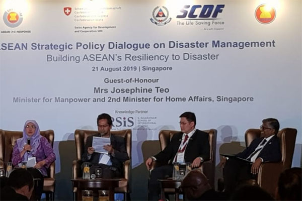 Dr Rahmawati Husein (kiri)