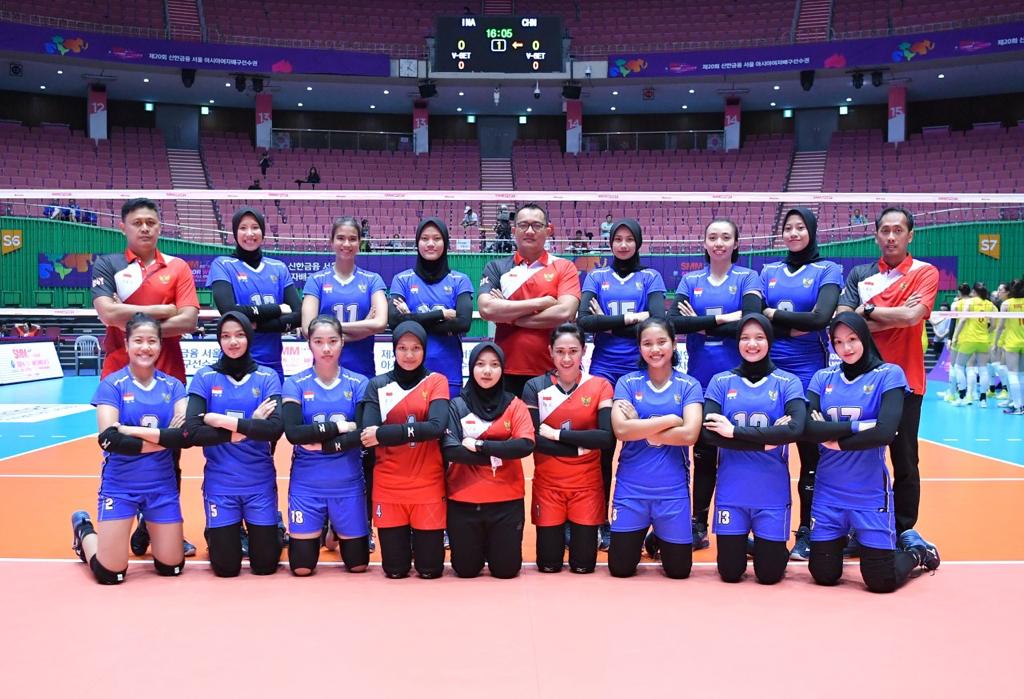 Para pemain tim nasional voli putri Indonesia berfoto bersama menjelang bertanding.