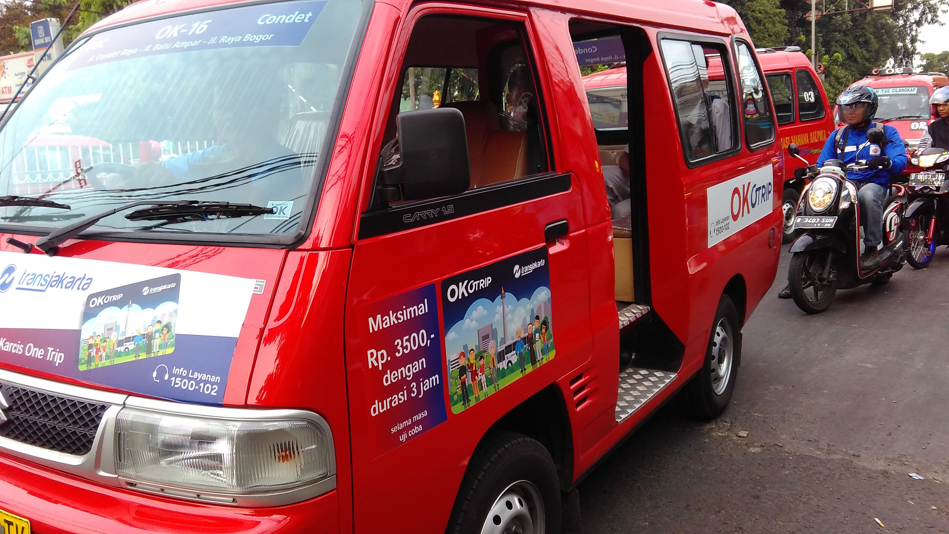 Angkot OK Otrip 16 yang melayani rute Pusat Grosir Cililitan (PGC) - Condet, melintas di kawasan Cililitan Jakarta.