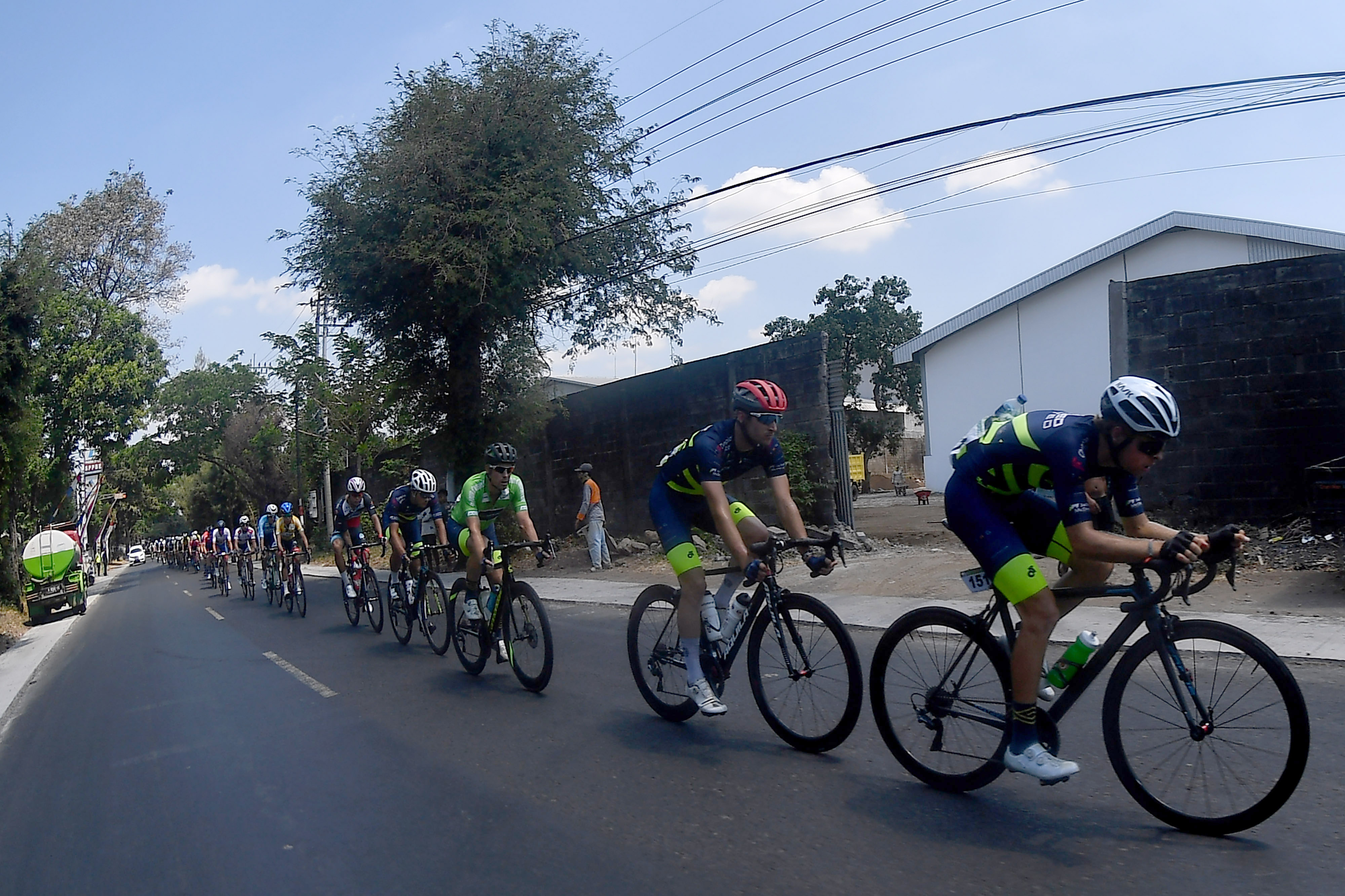 ETAPE KETIGA TOUR DE INDONESIA: Sejumlah pebalap memacu sepedanya pada etape ketiga Tour de Indonesia 2019 di Probolinggo, Jawa Timur, Rabu 