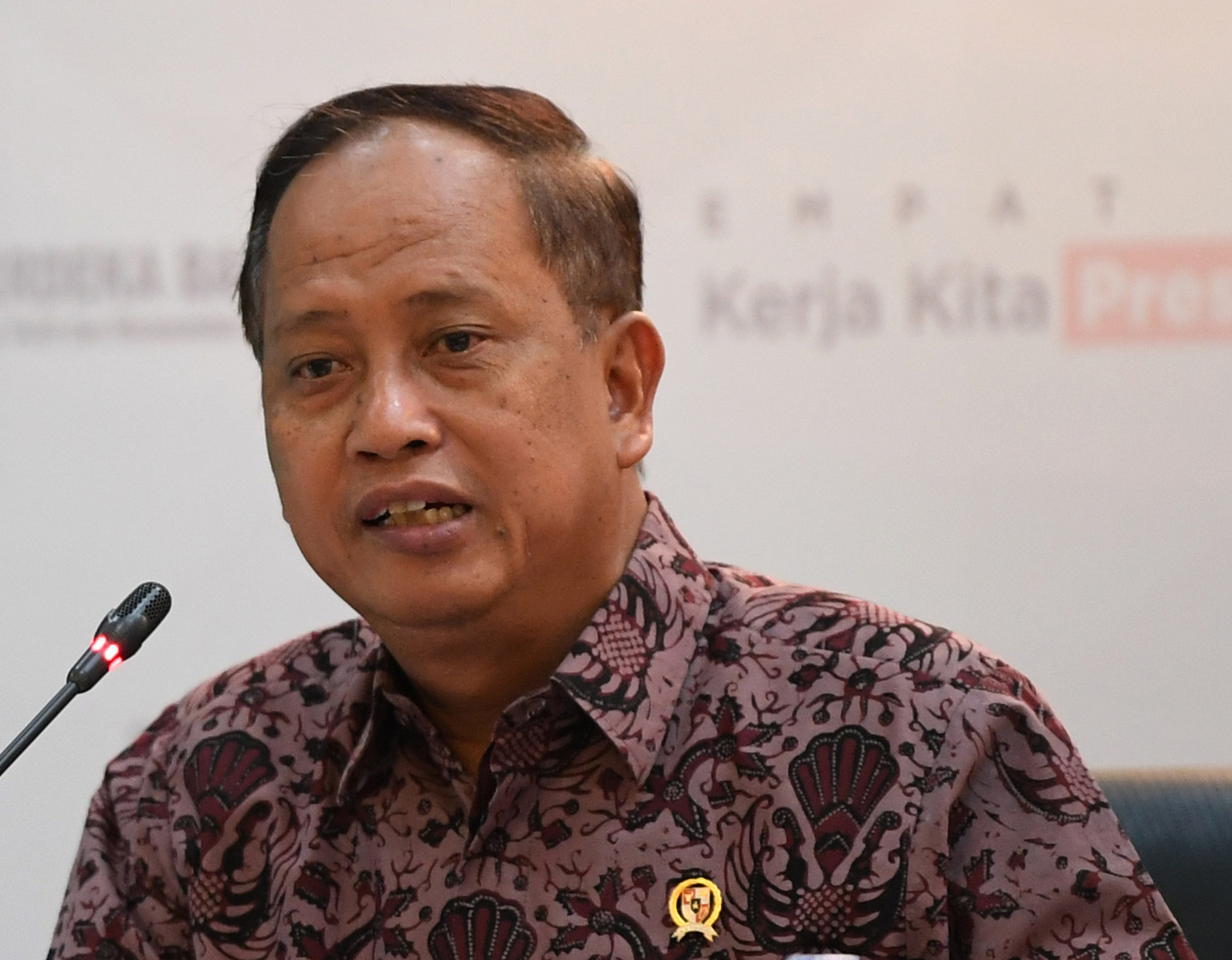 Mendikbud Muhadjir Effendy mengajak masyarakat Indonesia menggunakan bahasa Indonesia dengan tertib.