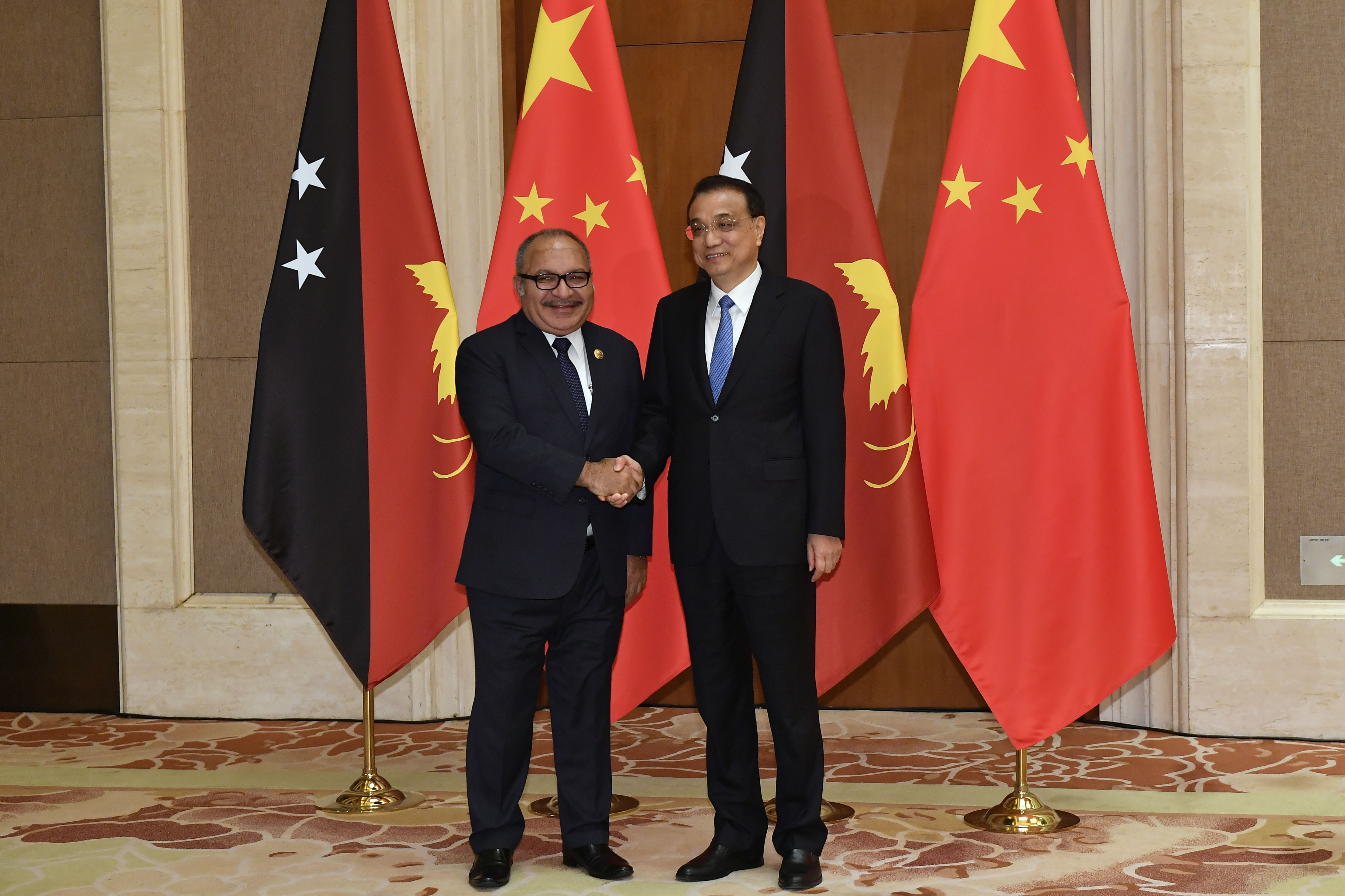 Peter O'Neill, kala itu menjabat sebagai PM Papua Nugini, (kiri) bersama PM Tiongkok Li Keiqiang, 26 April lalu.