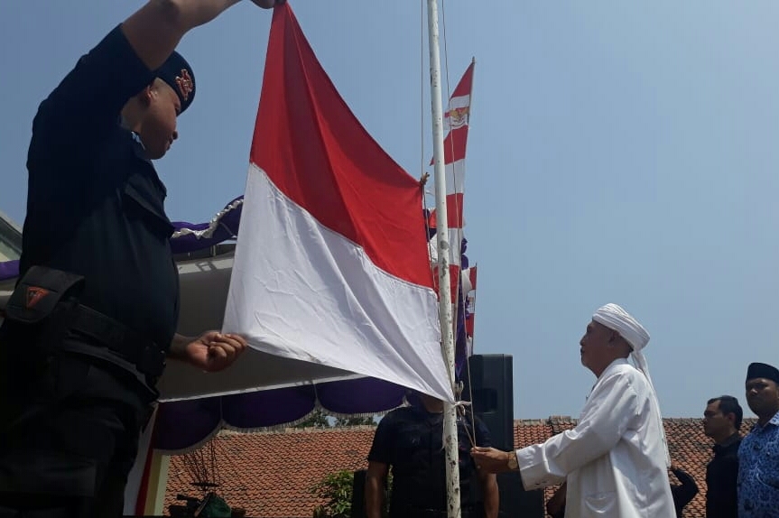 Ketua Umum DPP Garis Chep Hernawan saat menjadi petugas pengibar bendera Merah Putih, Sabtu (17/8).