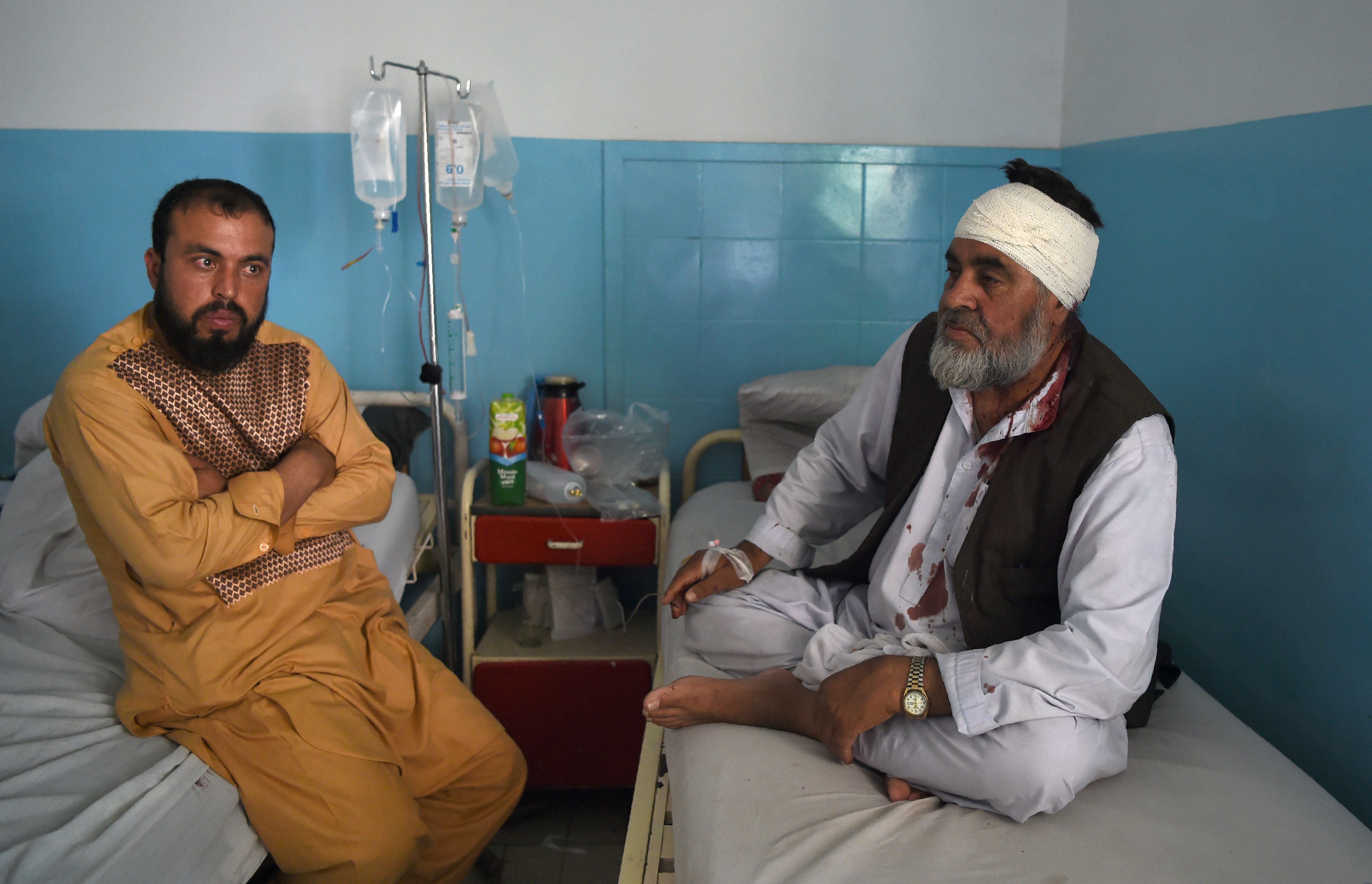 Seorang pria Afghanistan yang terluka menerima perawatan medis di Rumah Sakit Isteqlal setelah sebuah bom mobil Taliban meledak  