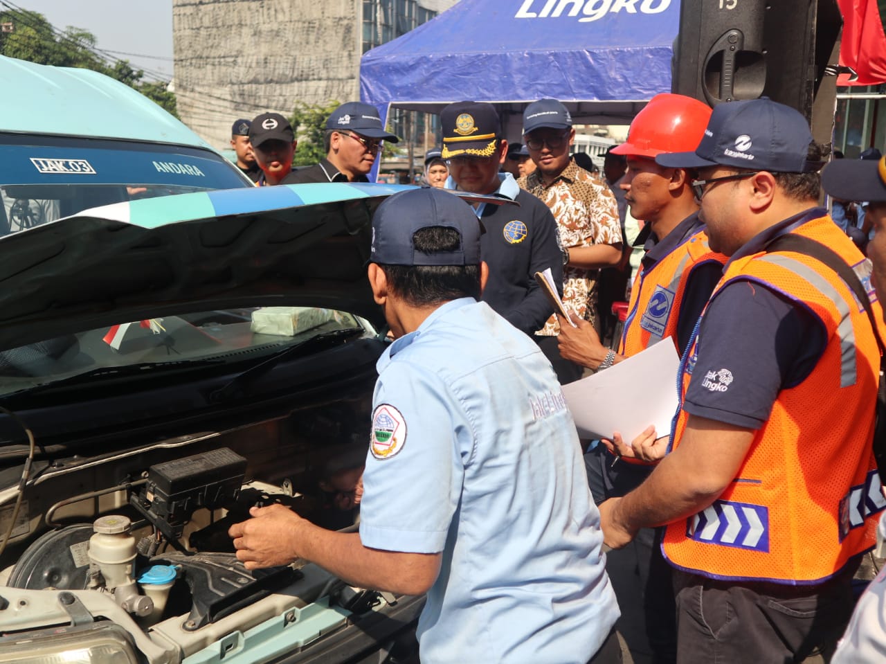 Tim Trans-Jakarta melalukan pengujian kelayakan angkot yang didaftarkan sebagai angkutan Mikrotrans Jak Lingko di Tanah Abang