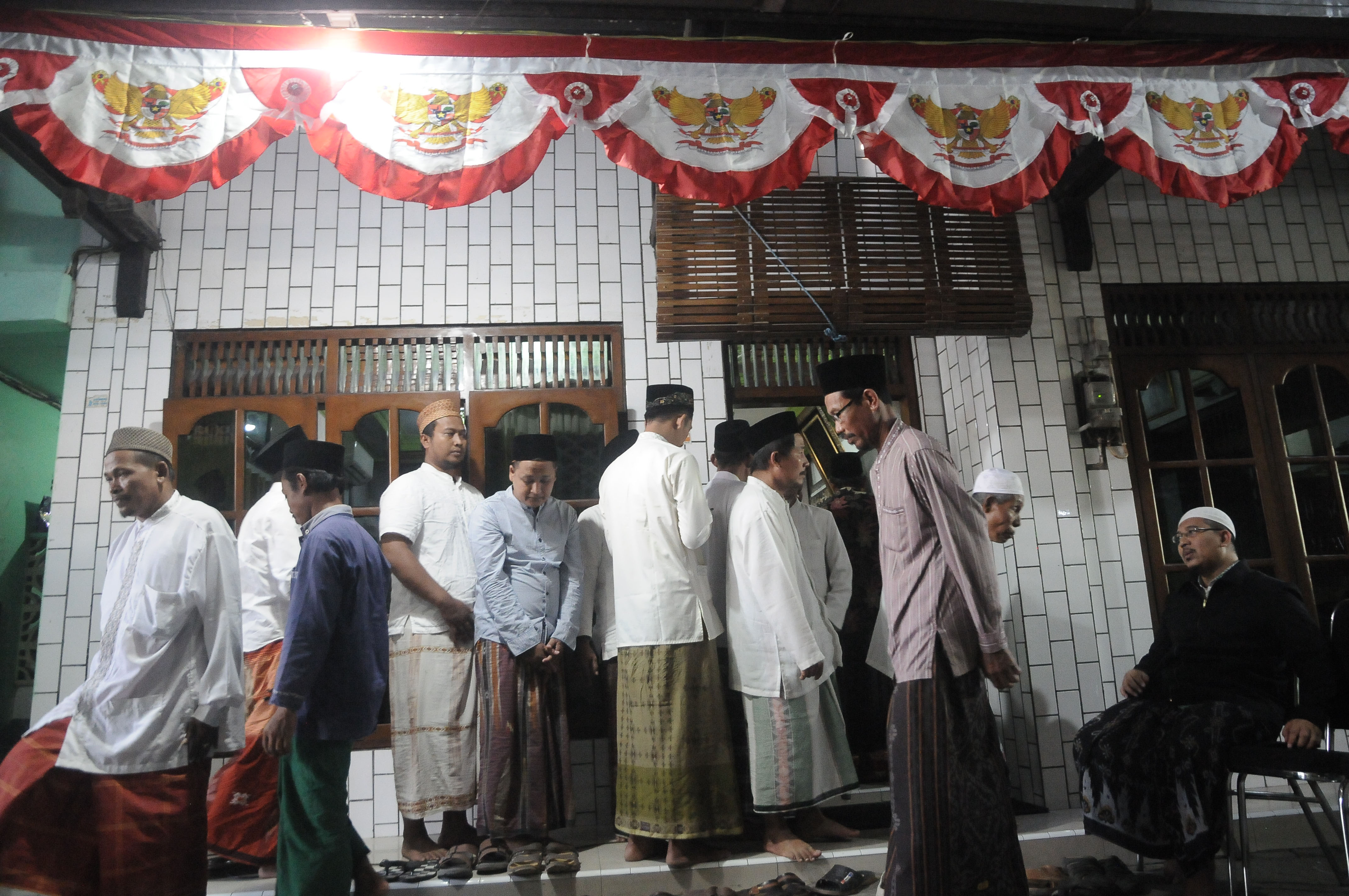Sejumlah warga bertakziah ke rumah duka KH Maimoen Zubair di Pondok Pesantren Al-Anwar di Sarang, Rembang, Jawa Tengah, Selasa (6/8/2019)