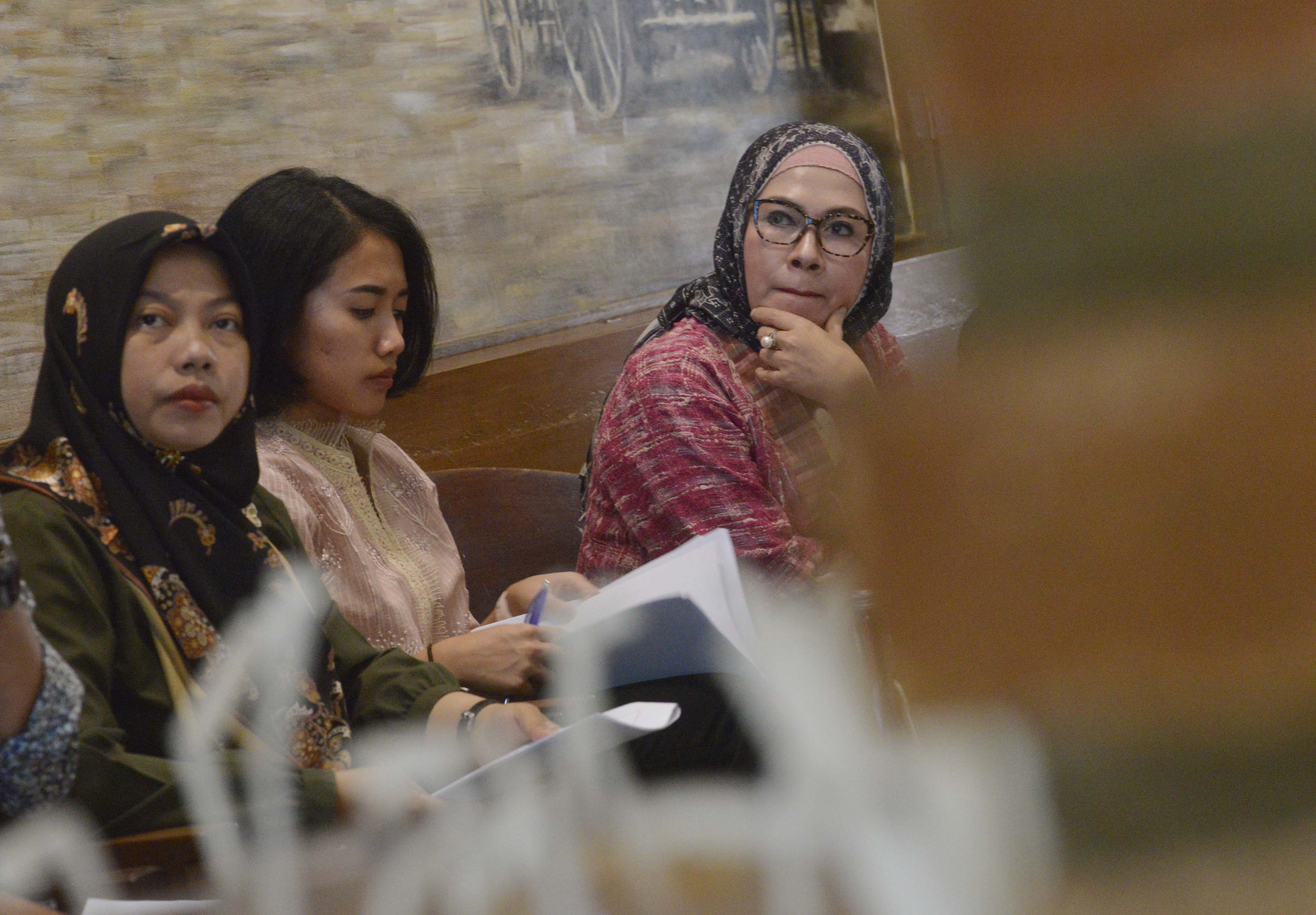 Direktur Eksekutif Perludem Titi Anggraini (kiri) menjadi pembicara dalam diskusi yang bertajuk Partisipasi Politik Perempuan 2019.