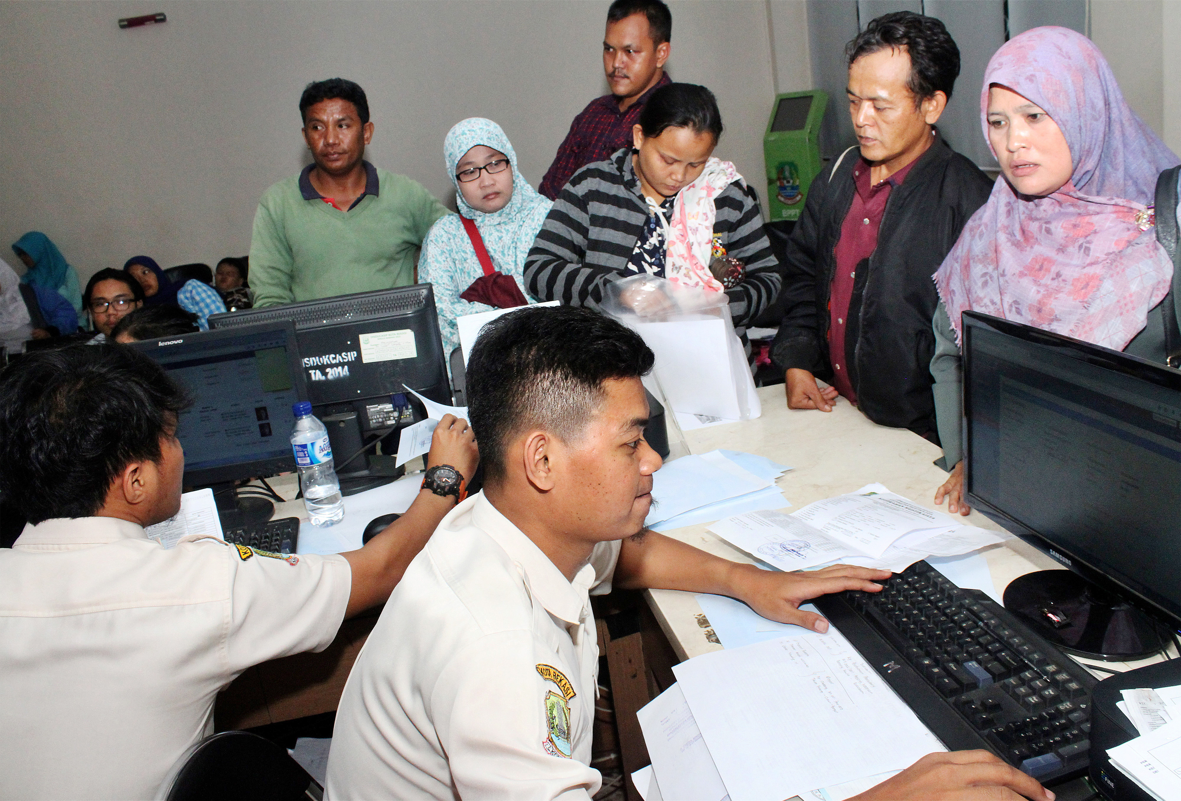 PEMOHON KARTU IDENTITAS PENDUDUK: Warga mengantre pembuatan kartu identitas kependudukan, di Kantor Dinas Kependudukan dan Catatan Sipil (Di