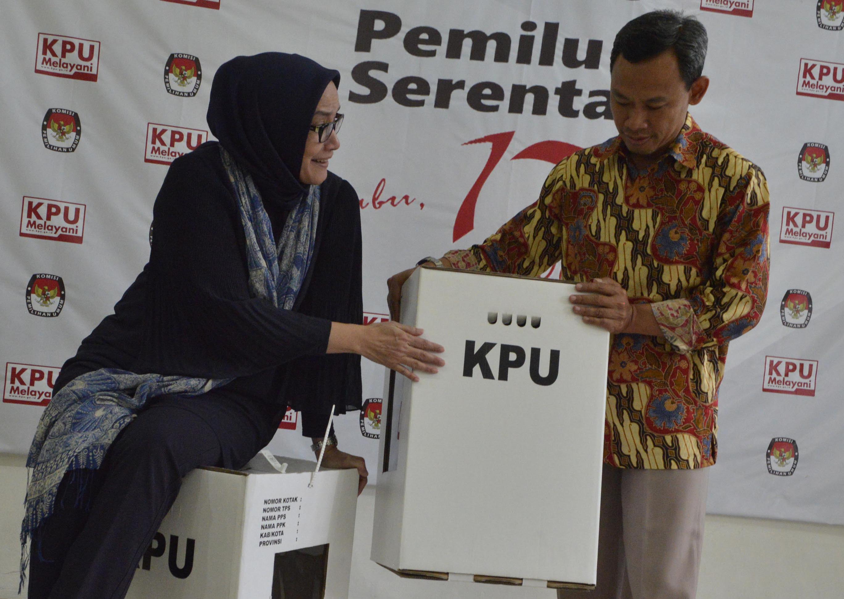 Komisioner KPU RI, Evi Novida Ginting Manik (kiri) dan Pramono Ubaid Tanthowi menunjukan kotak suara bermaterial kardus dan transparan