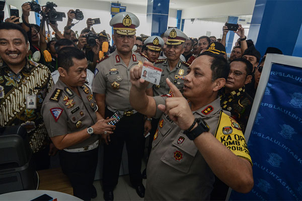  Kepala Korps Lalu Lintas Polri Irjen.Pol Refdi Andri (tengah) memperkenalka  memperkenalkan kartu multi fungsi Smart SIM